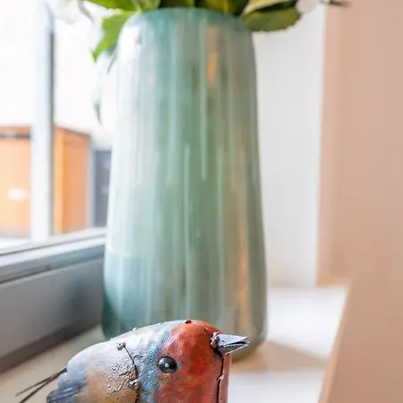 Walls Sanctuary - 5 Apartment